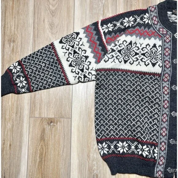 Vintage Nordstrikk Virgin Wool Pewter Clasp Cardigan Sweater - Size Medium